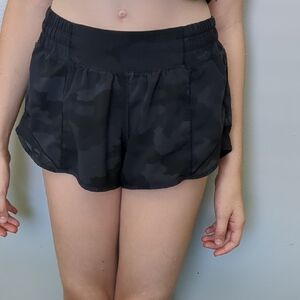 Lululemon Athletica Hotty Hot Black Camo Shorts Lightweight Moisture-Wicking